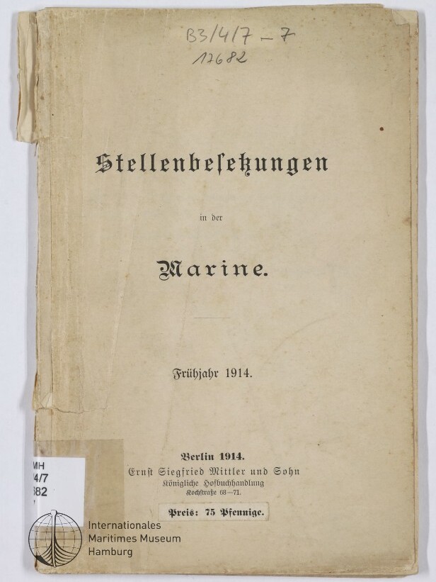 Deckblatt eines vergilbten Hefts mit dem Titel ‚Stellenbesetzungen in der Marine. Frühjahr 1914‘ in Frakturschrift, mit handschriftlicher Nummer oben, Klebestreifen und Knick am linken Rand sowie Museumsstempel unten links.