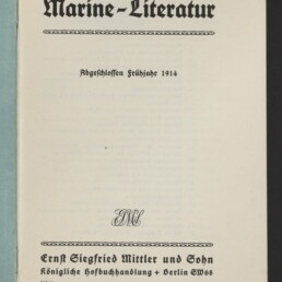 Titelblatt in Frakturschrift mit dem Titel Marine-Literatur und dem Zusatz Abgeschlossen Frühjahr 1914, darunter Verlagsangaben Ernst Siegfried Mittler und Sohn, königliche Hofbuchhandlung Berlin, verzierte Ornamente und Stempel des Internationalen Maritimen Museums Hamburg.