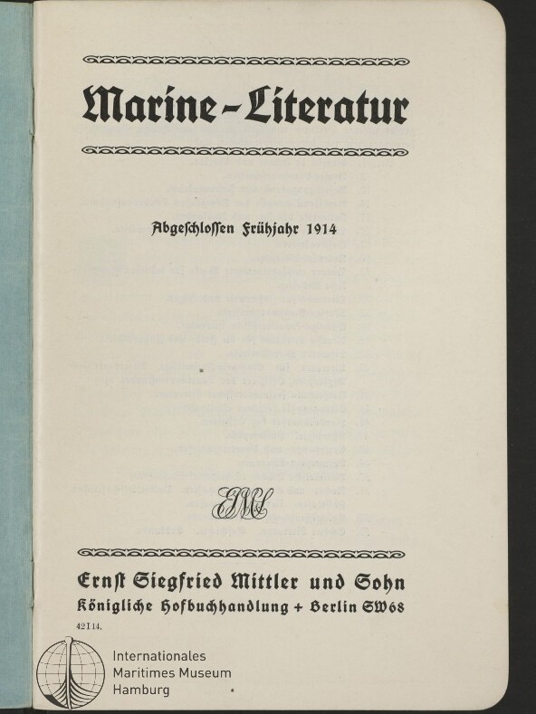 Titelblatt in Frakturschrift mit dem Titel Marine-Literatur und dem Zusatz Abgeschlossen Frühjahr 1914, darunter Verlagsangaben Ernst Siegfried Mittler und Sohn, königliche Hofbuchhandlung Berlin, verzierte Ornamente und Stempel des Internationalen Maritimen Museums Hamburg.