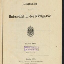 Titelblatt eines Buches mit dem Schriftzug „Leitfaden für den Unterricht in der Navigation. Dritter Theil.“, darunter ein kaiserliches Wappen, ein lila Stempel der Buchhandlung E. S. Mittler & Sohn, die Angabe Berlin 1893 und ein Signet des Internationalen Maritimen Museums Hamburg.