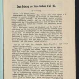 Scan einer Buchseite mit der Überschrift „Zweite Ergänzung zum Südsee-Handbuch, II. Teil. 1912. Einleitung.“ und dichtem deutschsprachigem Fließtext zu Seekartenberichtigungen und nautischen Hinweisen; unten links das Logo und der Schriftzug „Internationales Maritimes Museum Hamburg“.