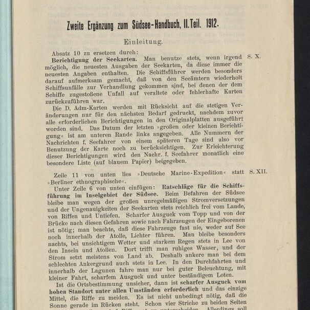 Scan einer Buchseite mit der Überschrift „Zweite Ergänzung zum Südsee-Handbuch, II. Teil. 1912. Einleitung.“ und dichtem deutschsprachigem Fließtext zu Seekartenberichtigungen und nautischen Hinweisen; unten links das Logo und der Schriftzug „Internationales Maritimes Museum Hamburg“.