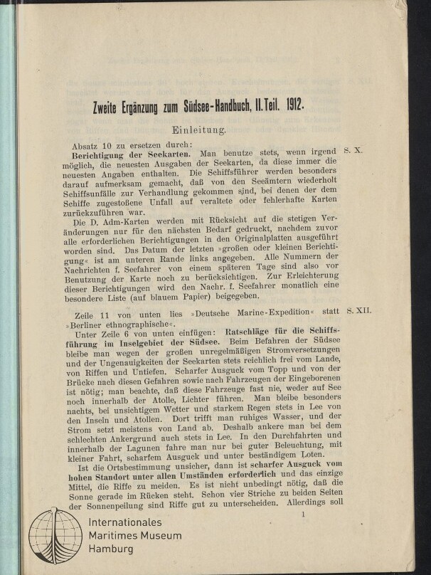 Scan einer Buchseite mit der Überschrift „Zweite Ergänzung zum Südsee-Handbuch, II. Teil. 1912. Einleitung.“ und dichtem deutschsprachigem Fließtext zu Seekartenberichtigungen und nautischen Hinweisen; unten links das Logo und der Schriftzug „Internationales Maritimes Museum Hamburg“.