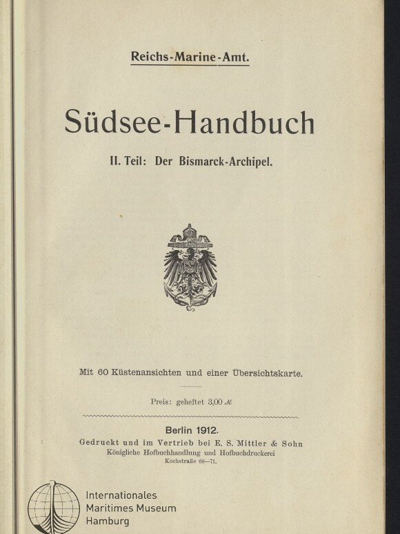 Titelblatt eines 1912 in Berlin erschienenen Buches mit dem Titel Südsee-Handbuch, II. Teil: Der Bismarck-Archipel, darunter ein Reichsadler, Verlagshinweise und Stempel des Internationalen Maritimen Museums Hamburg.