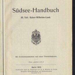 Titelseite eines Buches mit großem Titel „Südsee‑Handbuch“, oben die Beschriftung 'Reichs‑Marine‑Amt', darunter 'III. Teil: Kaiser‑Wilhelms‑Land', mittig das deutsche Reichswappen, unten die Druckangabe 'Berlin 1913' und ein Stempel/Logo des Internationalen Maritimen Museums Hamburg.