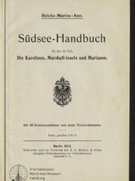 Titelblatt eines deutschen Buchs »Südsee-Handbuch« (IV–VI. Teil) mit dem Untertitel »Die Karolinen, Marshall-Inseln und Marianen«, einem kaiserlichen Reichsadler in der Mitte, Veröffentlichungsangaben »Berlin 1913« und dem Logo des Internationalen Maritimen Museums Hamburg unten links.