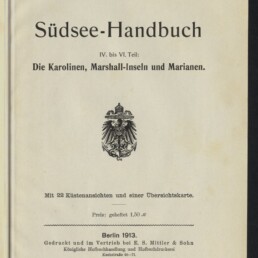 Titelblatt eines deutschen Buchs »Südsee-Handbuch« (IV–VI. Teil) mit dem Untertitel »Die Karolinen, Marshall-Inseln und Marianen«, einem kaiserlichen Reichsadler in der Mitte, Veröffentlichungsangaben »Berlin 1913« und dem Logo des Internationalen Maritimen Museums Hamburg unten links.
