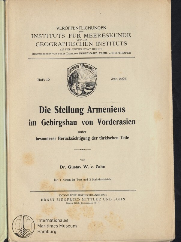 Titelblatt einer wissenschaftlichen Veröffentlichung (Heft 10, Juli 1906) mit dem Titel „Die Stellung Armeniens im Gebirgsbau von Vorderasien“ von Dr. Gustav W. v. Zahn, herausgegeben vom Institut für Meereskunde und dem Geographischen Institut der Universität Berlin, Verlagsangabe Ernst Siegfried Mittler und Sohn und Museumsstempel.