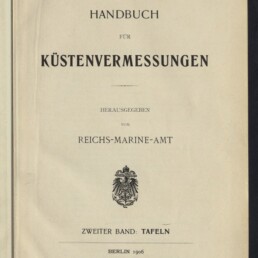 Titelseite eines Buches mit großem Titel „Handbuch für Küstenvermessungen“, herausgegeben vom Reichs-Marine-Amt, darunter ein kaiserliches Wappen, die Angabe „Zweiter Band: Tafeln“, Berlin 1906 und ein Stempel des Internationalen Maritimen Museums Hamburg.