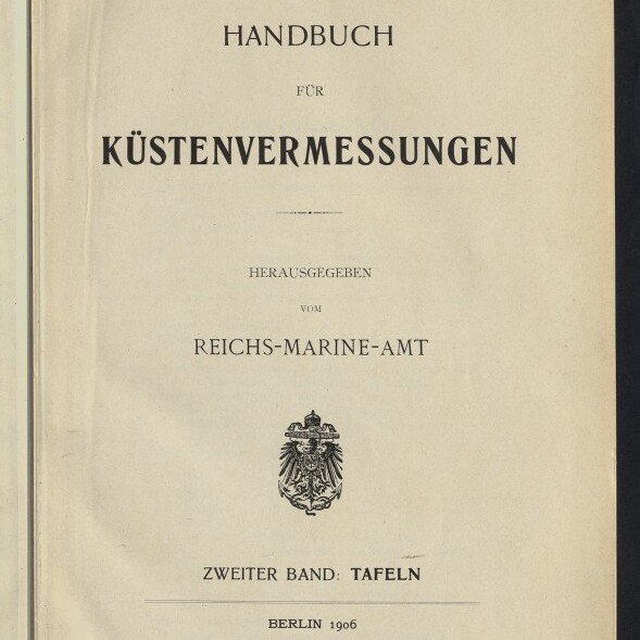 Titelseite eines Buches mit großem Titel „Handbuch für Küstenvermessungen“, herausgegeben vom Reichs-Marine-Amt, darunter ein kaiserliches Wappen, die Angabe „Zweiter Band: Tafeln“, Berlin 1906 und ein Stempel des Internationalen Maritimen Museums Hamburg.