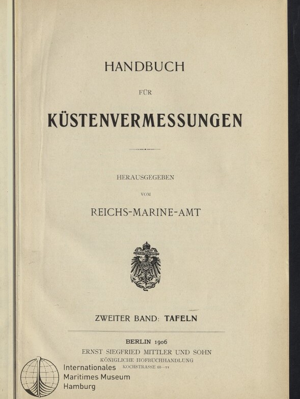 Titelseite eines Buches mit großem Titel „Handbuch für Küstenvermessungen“, herausgegeben vom Reichs-Marine-Amt, darunter ein kaiserliches Wappen, die Angabe „Zweiter Band: Tafeln“, Berlin 1906 und ein Stempel des Internationalen Maritimen Museums Hamburg.