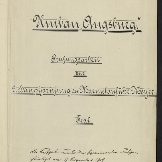 Titelseite einer handschriftlichen Prüfungsarbeit auf cremefarbenem Papier mit kalligrafischer Großüberschrift, der Zeile „Prüfungsarbeit zur 2. Hauptprüfung“, zusätzlichen handschriftlichen Notizen und Datum sowie Stempel des Internationalen Maritimen Museums Hamburg.