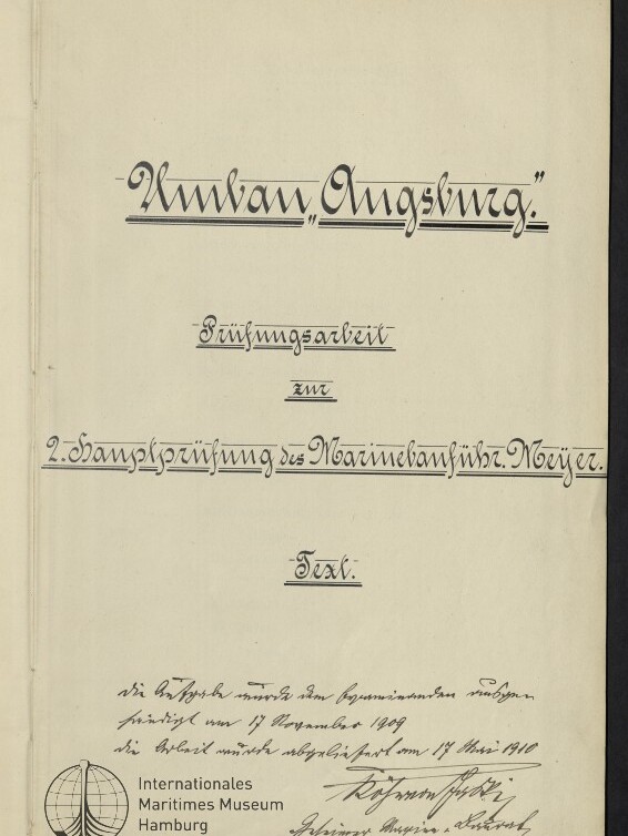 Titelseite einer handschriftlichen Prüfungsarbeit auf cremefarbenem Papier mit kalligrafischer Großüberschrift, der Zeile „Prüfungsarbeit zur 2. Hauptprüfung“, zusätzlichen handschriftlichen Notizen und Datum sowie Stempel des Internationalen Maritimen Museums Hamburg.