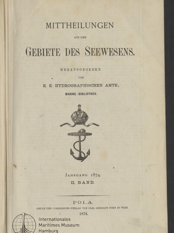 Titelblatt einer Publikation mit der Überschrift „Mittheilungen aus dem Gebiete des Seewesens“, darunter ein Wappen mit Krone und Anker, Jahresangabe „Jahrgang 1874“, Verlagsangabe „Pola“ und Stempel des Internationalen Maritimen Museums Hamburg.
