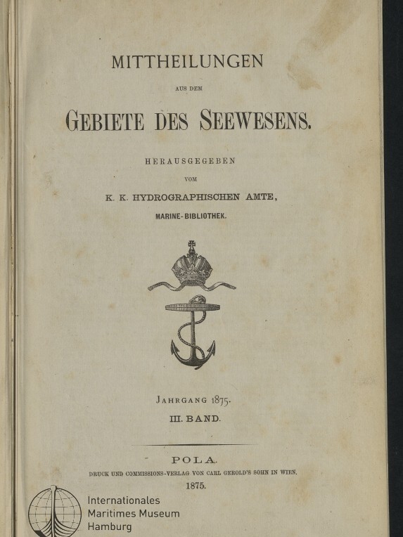 Titelseite einer alten Veröffentlichung ‚Mittheilungen aus dem Gebiete des Seewesens‘, herausgegeben vom K. k. Hydrographischen Amte, mit Krone-über-Anker-Emblem, Jahresangabe 1875, III. Band, Verlagsort Pola und Stempel des Internationalen Maritimen Museums Hamburg.