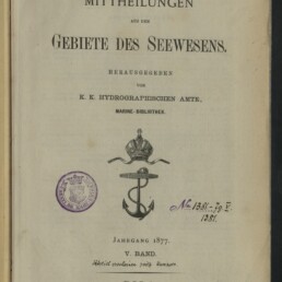 Titelseite einer historischen deutschen Publikation »Mitteilungen aus dem Gebiete des Seewesens« (Jahrgang 1877) mit großem Titel, zentralem Anker- und Kronen-Emblem, mehreren Stempeln, handschriftlichen Vermerken und Bibliotheksaufklebern.