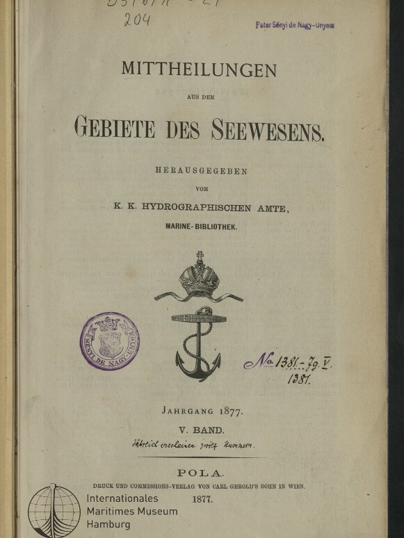 Titelseite einer historischen deutschen Publikation »Mitteilungen aus dem Gebiete des Seewesens« (Jahrgang 1877) mit großem Titel, zentralem Anker- und Kronen-Emblem, mehreren Stempeln, handschriftlichen Vermerken und Bibliotheksaufklebern.