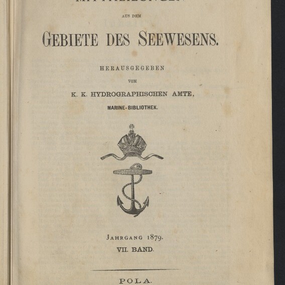 Titelblatt der 1879 erschienenen maritimen Publikation „Mitteilungen aus dem Gebiete des Seewesens“ mit Angabe des K.K. Hydrographischen Amtes, einem Anker- und Kronen-Emblem sowie dem Stempel des Internationalen Maritimen Museums Hamburg.