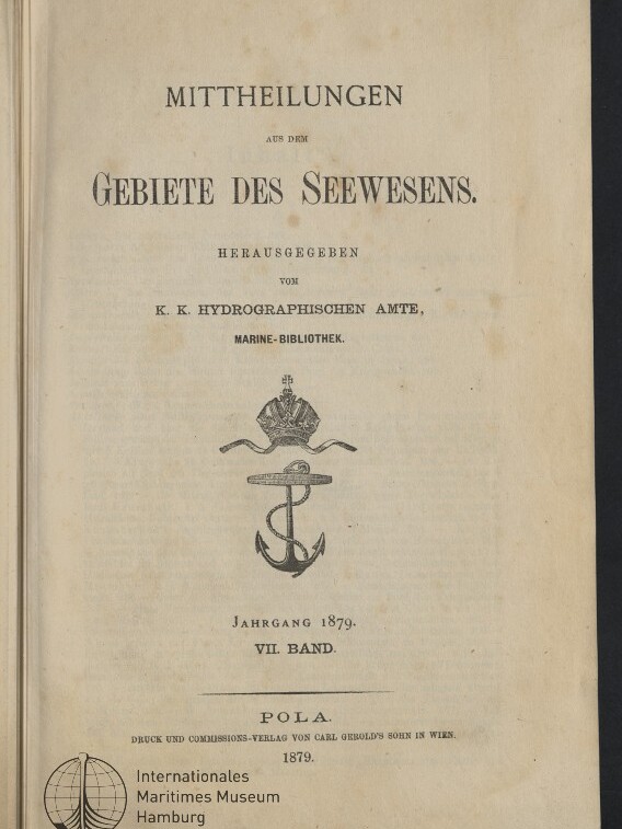 Titelblatt der 1879 erschienenen maritimen Publikation „Mitteilungen aus dem Gebiete des Seewesens“ mit Angabe des K.K. Hydrographischen Amtes, einem Anker- und Kronen-Emblem sowie dem Stempel des Internationalen Maritimen Museums Hamburg.