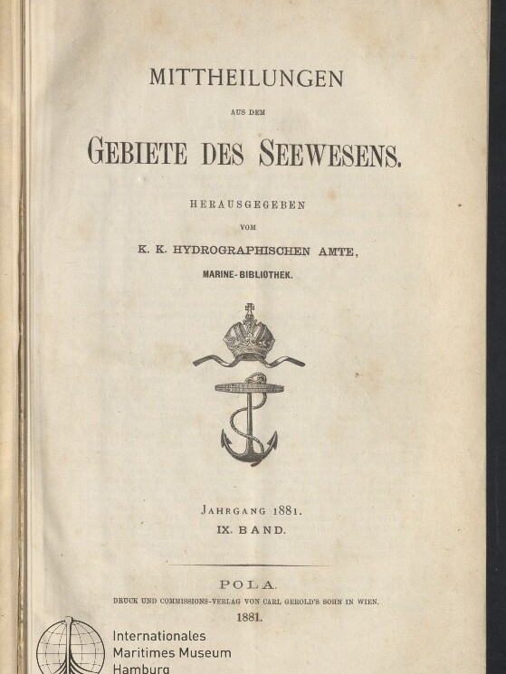 Titelblatt einer nautischen Publikation ‚Mitteilungen aus dem Gebiete des Seewesens‘ mit dekorativem Anker- und Kronenwappen, Herausgeberangaben (K. K. Hydrographischen Amte, Marine-Bibliothek), Jahresangabe 1881 und Stempel des Internationalen Maritimen Museums Hamburg.