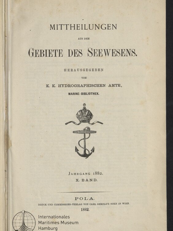 Titelblatt der Publikation „Mitteilungen aus dem Gebiete des Seewesens“ mit großem Emblem (Krone über Anker), Jahresangabe 1882, Orts- und Verlagsangabe Pola/Wien sowie Stempel des Internationalen Maritimen Museums Hamburg unten links.