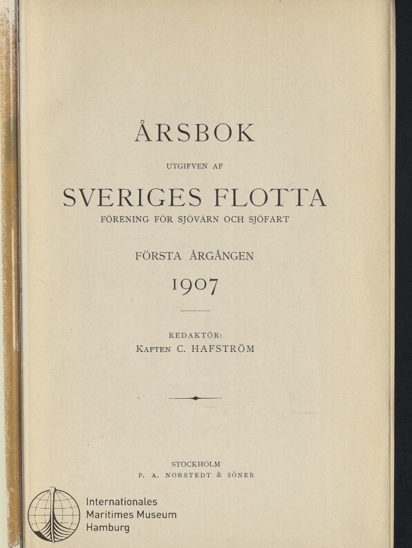 Titelblatt einer schwedischen Jahreschrift von 1907 mit der Überschrift Årsbok, herausgegeben von Sveriges Flotta (Förening för Sjövärn och Sjöfart), erste Jahrgång, Redaktör Kapten C. Hafström, Verlag Stockholm P. A. Norstedt & Söner und Stempel des Internationalen Maritimen Museums Hamburg.