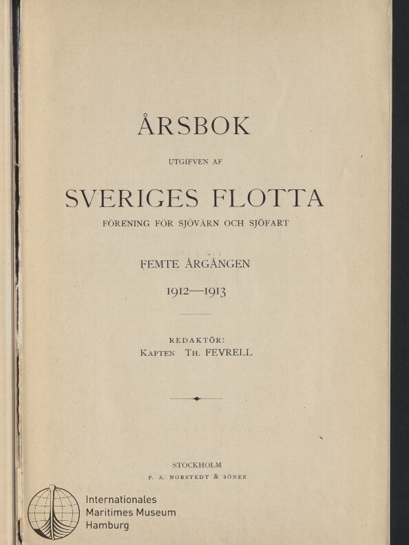 Titelblatt einer gebräunten Buchseite mit der großen Überschrift 'Årsbok', dem Titel 'Sveriges Flotta', Angabe 'Femte årgången 1912–1913', Herausgeber 'Kapten Th. Fevrell' und einem Stempel des Internationalen Maritimen Museums Hamburg unten links.
