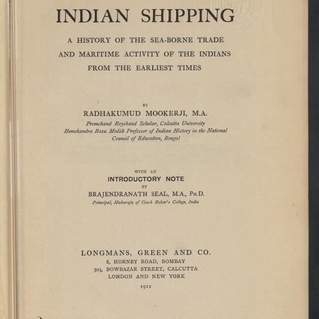 Titelblatt des Buches Indian Shipping (1912) mit Untertitel, Autoren- und Verlagsangaben (Radhakumud Mookerji; Longmans, Green and Co.) sowie Stempel des Internationalen Maritimen Museums Hamburg.