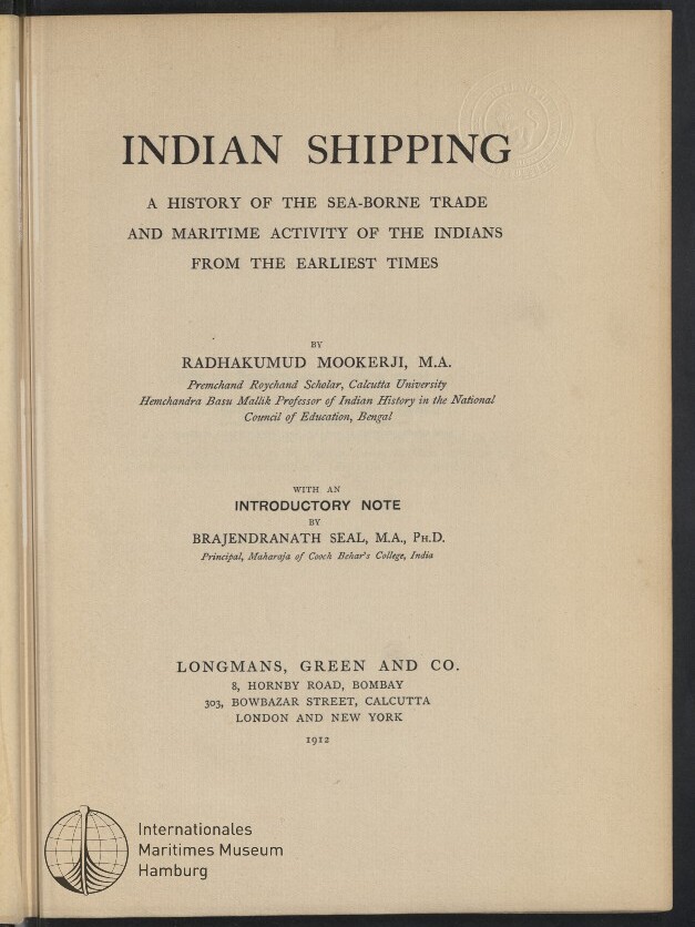 Titelblatt des Buches Indian Shipping (1912) mit Untertitel, Autoren- und Verlagsangaben (Radhakumud Mookerji; Longmans, Green and Co.) sowie Stempel des Internationalen Maritimen Museums Hamburg.