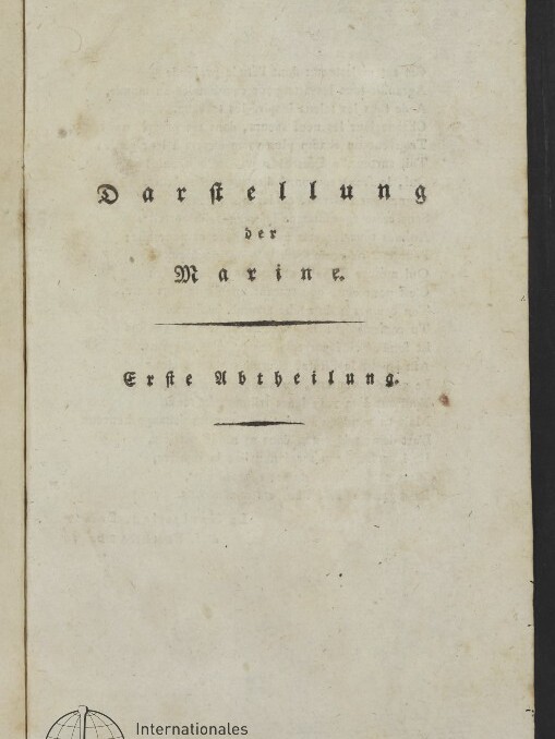 Vergilbtes Titelblatt eines alten Buchs mit schwarzer Frakturschrift: ‚Darstellung der Marine‘, ein Trennstrich, darunter ‚Erste Abtheilung‘, leicht fleckiges Papier und unten links das Logo sowie der Schriftzug Internationales Maritimes Museum Hamburg.