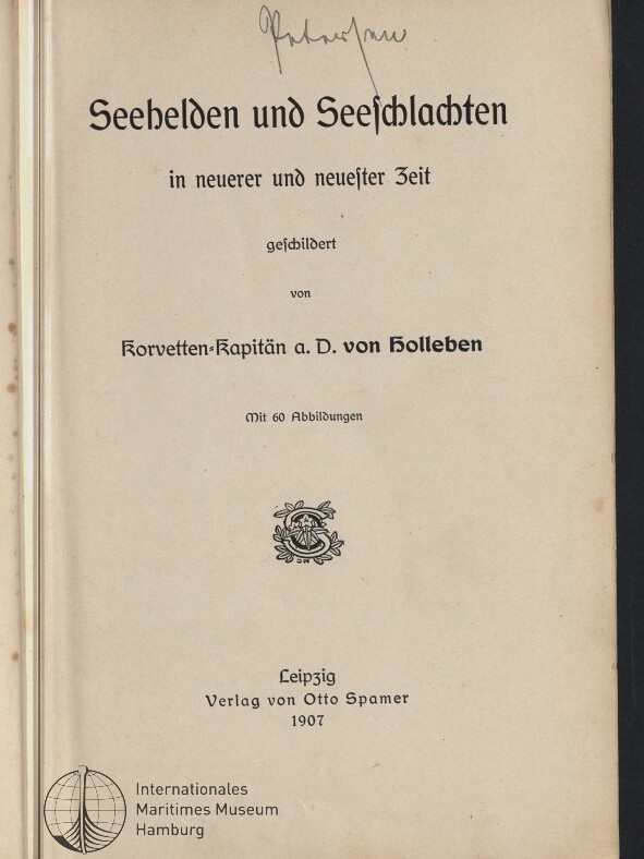 Titelblatt des Buches 'Seehelden und Seeschlachten in neuerer und neuester Zeit', geschildert von Korvetten-Kapitän a. D. von Holleben, mit Verlagsangabe 'Leipzig Verlag von Otto Spamer 1907', einem kleinen ornamentalem Emblem in der Mitte, einer handschriftlichen Notiz oben und dem Stempel des Internationalen Maritimen Museums Hamburg unten links.