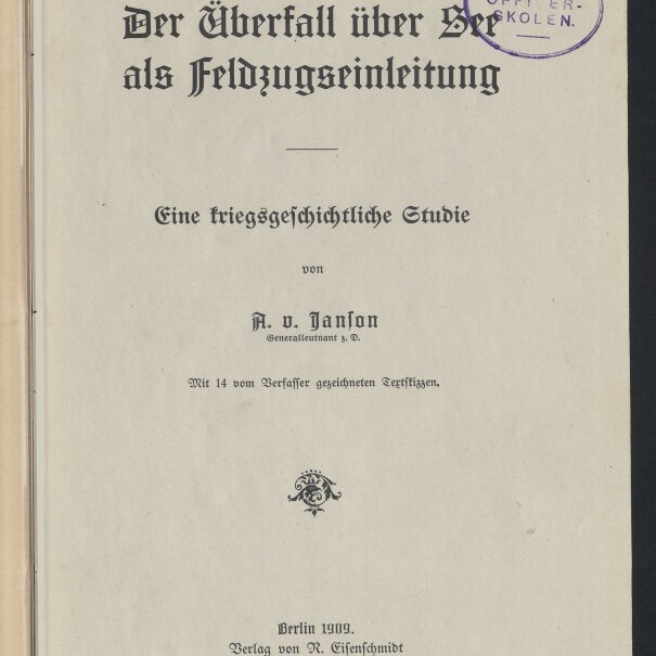 Titelblatt eines Buchs in Frakturschrift mit dem Titel „Der Überfall über See als Feldzugseinleitung“, Untertitel „Eine kriegsgeschichtliche Studie“, Autor A. v. Janson und Verlagsangabe Berlin 1909; oben rechts ein ovaler Stempel, oben links eine handschriftliche Signatur und unten links das Logo des Internationalen Maritimen Museums Hamburg.
