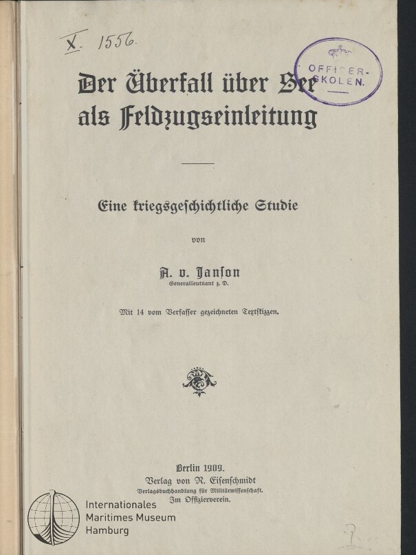 Titelblatt eines Buchs in Frakturschrift mit dem Titel „Der Überfall über See als Feldzugseinleitung“, Untertitel „Eine kriegsgeschichtliche Studie“, Autor A. v. Janson und Verlagsangabe Berlin 1909; oben rechts ein ovaler Stempel, oben links eine handschriftliche Signatur und unten links das Logo des Internationalen Maritimen Museums Hamburg.