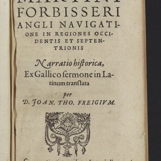 Titelseite eines alten, leicht vergilbten und stellenweise fleckigen Buchs mit großem gedrucktem lateinischen Titel De Martini Forbisseri Angli Navigati in unterschiedlichen Schriftgrößen, einer dekorativen Holzschnittvignette in der Mitte und einem runden Museumsstempel des Internationalen Maritimen Museums Hamburg unten links.