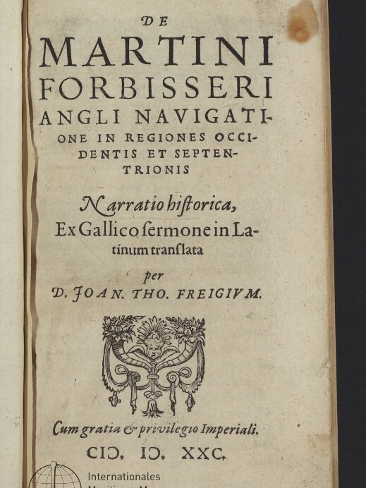 Titelseite eines alten, leicht vergilbten und stellenweise fleckigen Buchs mit großem gedrucktem lateinischen Titel De Martini Forbisseri Angli Navigati in unterschiedlichen Schriftgrößen, einer dekorativen Holzschnittvignette in der Mitte und einem runden Museumsstempel des Internationalen Maritimen Museums Hamburg unten links.