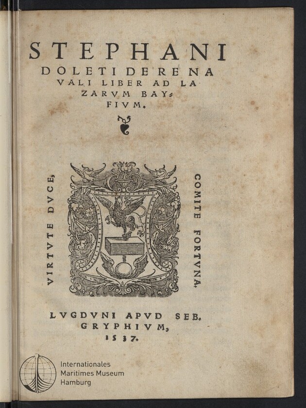 Titelblatt eines gealterten Buchs mit braunen Stockflecken, oben große lateinische Überschrift 'STEPHANI…', in der Mitte ein kunstvoller Wappenschmuck/Prägedruck mit der Devise 'VIRTUTE DUCE, COMITE FORTVNA' am Rand und darunter die Druckerzeile 'LUGDUNI APVD SEB. GRYPHIVM, 1537.', unten links ein Stempel des Internationalen Maritimen Museums Hamburg.