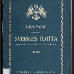 Blaues Buchcover der Jahrsschrift Årsbok der Sveriges Flotta von 1908 mit Kettenrahmen, Ankerwappen und zwei gekreuzten schwedischen Fahnen sowie Verlagsangabe unten.