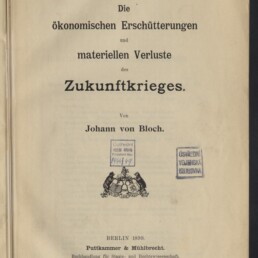 Titelblatt eines Buchs von 1899 mit dem Titel „Die ökonomischen Erschütterungen und materiellen Verluste des Zukunftkrieges“, Autor Johann von Bloch, Verlagsangabe unten und mehreren Bibliotheks- und Besitzstempeln auf der Seite.