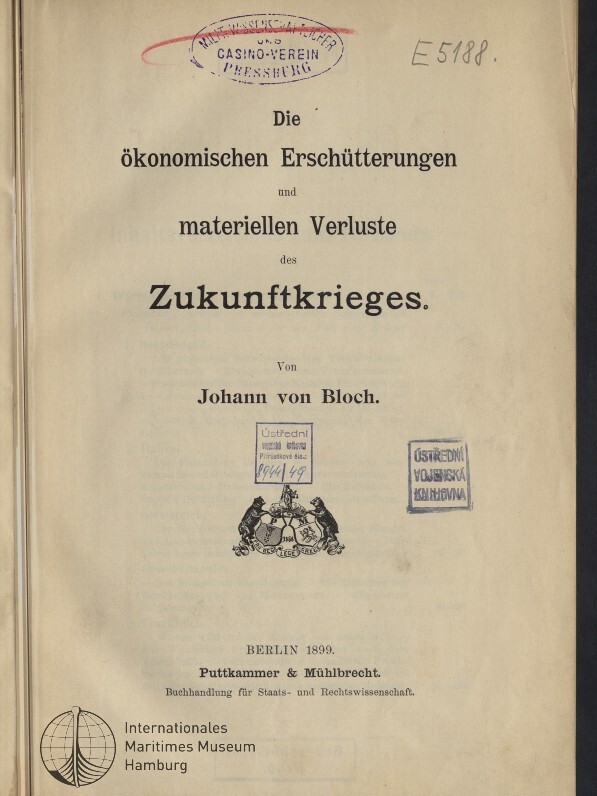Titelblatt eines Buchs von 1899 mit dem Titel „Die ökonomischen Erschütterungen und materiellen Verluste des Zukunftkrieges“, Autor Johann von Bloch, Verlagsangabe unten und mehreren Bibliotheks- und Besitzstempeln auf der Seite.