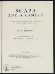 Titelblatt eines Buchs auf cremefarbenem Papier mit großem zentriertem Titel 'SCAPA AND A CAMERA', dem englischen Untertitel, dem Autorennamen C. W. Burrows, Hinweis auf eine Einführung von Vice‑Admiral F. S. Miller C.B., Verlags- und Datumsangaben (MCMXXI) und einem Stempel/Logo des Internationalen Maritimen Museums Hamburg unten links.