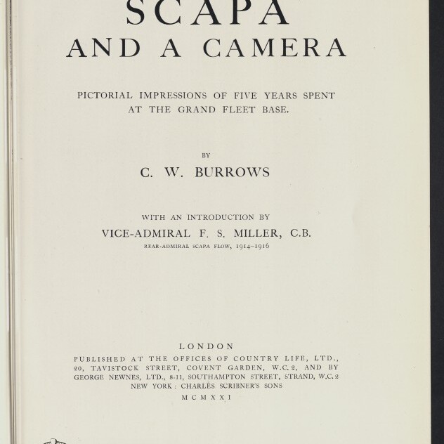 Titelblatt eines Buchs auf cremefarbenem Papier mit großem zentriertem Titel 'SCAPA AND A CAMERA', dem englischen Untertitel, dem Autorennamen C. W. Burrows, Hinweis auf eine Einführung von Vice‑Admiral F. S. Miller C.B., Verlags- und Datumsangaben (MCMXXI) und einem Stempel/Logo des Internationalen Maritimen Museums Hamburg unten links.