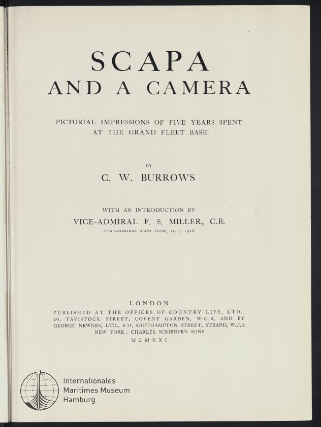 Titelblatt eines Buchs auf cremefarbenem Papier mit großem zentriertem Titel 'SCAPA AND A CAMERA', dem englischen Untertitel, dem Autorennamen C. W. Burrows, Hinweis auf eine Einführung von Vice‑Admiral F. S. Miller C.B., Verlags- und Datumsangaben (MCMXXI) und einem Stempel/Logo des Internationalen Maritimen Museums Hamburg unten links.