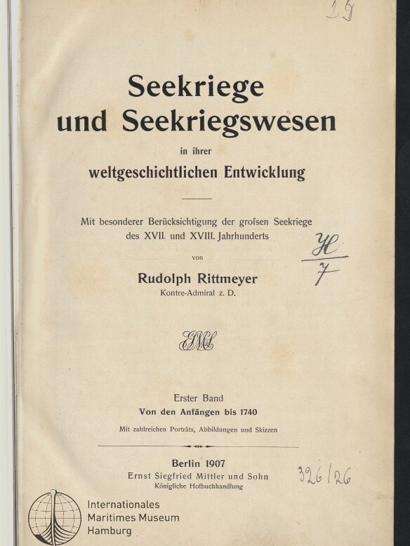 Titelseite eines deutschen Buches mit großem Titel 'Seekriege und Seekriegswesen in ihrer weltgeschichtlichen Entwicklung', Untertitel, Verlagsangabe Berlin 1907, handschriftlichen Notizen und Stempel des Internationalen Maritimen Museums Hamburg.