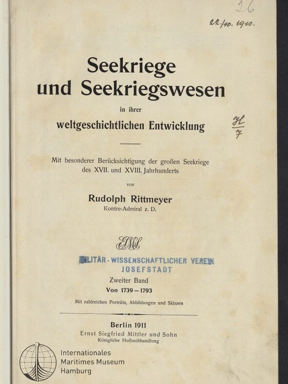 Titelblatt eines deutschen Buchs ‚Seekriege und Seekriegwesen‘ von Rudolph Rittmeyer, Berlin 1911; großer serifenbetonter Titel mit Untertitel zur weltgeschichtlichen Entwicklung, handschriftliche Datumsnotiz oben rechts, blauer Stempel ‚Militär‑wissenschaftlicher Verein Josefstadt‘ und Museumslogo unten links.