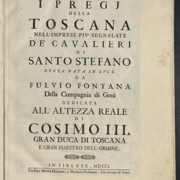 Historisches Titelblatt einer italienischen Druckseite mit großem gestaffeltem Serifentext (u. a. COSIMO III), einem dekorativen Druckornament in der Mitte, Verlags- und Ortsangaben unten, einem Stempel/Logo des Internationalen Maritimen Museums Hamburg sowie leichten Altersflecken und Randverfärbungen.