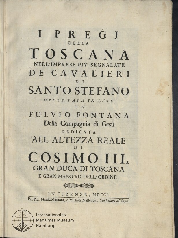 Historisches Titelblatt einer italienischen Druckseite mit großem gestaffeltem Serifentext (u. a. COSIMO III), einem dekorativen Druckornament in der Mitte, Verlags- und Ortsangaben unten, einem Stempel/Logo des Internationalen Maritimen Museums Hamburg sowie leichten Altersflecken und Randverfärbungen.