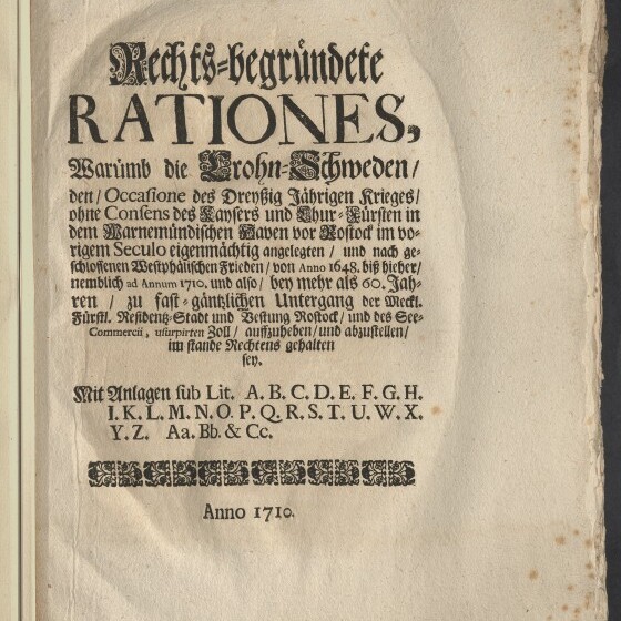 Titelblatt einer deutschsprachigen Druckseite von 1710 mit großem schwarzschriftigen Titel «Rechts-begründete RATIONES», Fraktursatz, ornamentaler Zierleiste, gebräuntem, randigem Papier mit Altersflecken und dem Logo des Internationalen Maritimen Museums Hamburg unten links.
