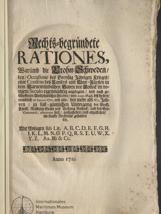 Titelblatt einer deutschsprachigen Druckseite von 1710 mit großem schwarzschriftigen Titel «Rechts-begründete RATIONES», Fraktursatz, ornamentaler Zierleiste, gebräuntem, randigem Papier mit Altersflecken und dem Logo des Internationalen Maritimen Museums Hamburg unten links.