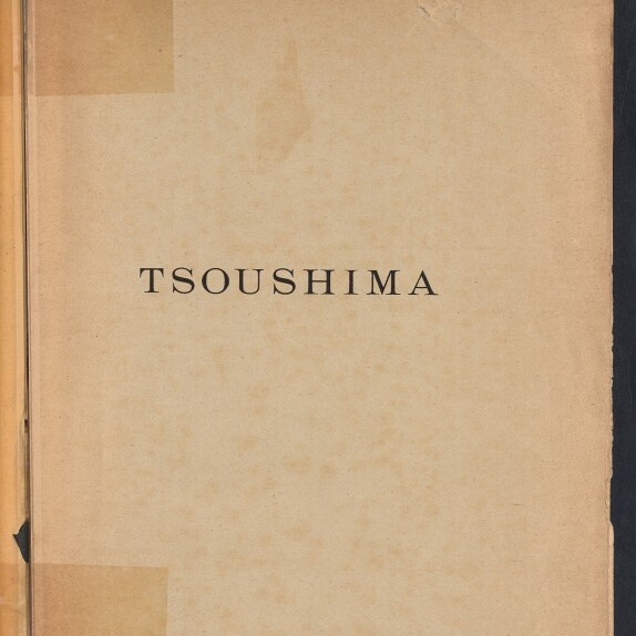 Vergilbte Buchseite mit zentriertem Titel TSOUSHIMA, Klebestreifen- und Knickspuren, handschriftlichen Notizen oben links und Museumslogo mit Schriftzug Internationales Maritimes Museum Hamburg unten links.