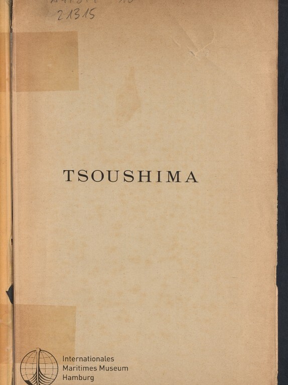 Vergilbte Buchseite mit zentriertem Titel TSOUSHIMA, Klebestreifen- und Knickspuren, handschriftlichen Notizen oben links und Museumslogo mit Schriftzug Internationales Maritimes Museum Hamburg unten links.